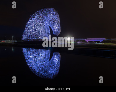 La première soirée des tests d'éclairage sur les Kelpies, qui font partie de l'Hélix, près de Falkirk en Ecosse centrale. Banque D'Images