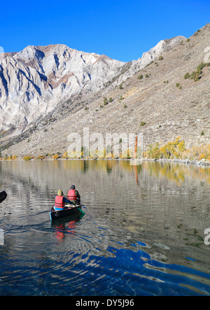 En Canoe Lake condamné dans l'Est de la Sierra à l'automne Banque D'Images