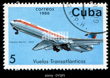 CUBA - circa 1988 : timbre imprimé dans la Cuba, montre l'avion, vers 1988 Banque D'Images