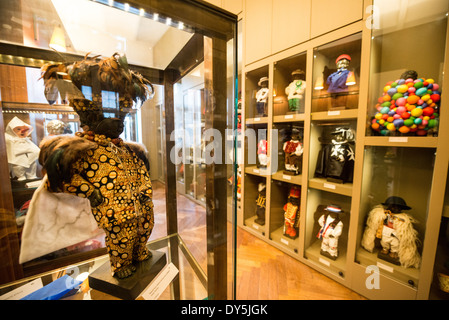 Musée des costumes Manneken Pis de la ville de Bruxelles Bruxelles / BRUXELLES, Belgique — le Musée de la ville de Bruxelles expose des tenues miniatures conçues pour la statue du Manneken Pis, avec une réplique au premier plan modelant un vêtement à motifs de la République démocratique du Congo. La collection reflète la tradition diplomatique des Nations étrangères présentant des vêtements de cérémonie à la figure de la fontaine en bronze du XVIIe siècle, qui a été coulée par le sculpteur Brabant Jérôme Duquesnoy l'ancien en 1619. La garde-robe s'est finalement agrandie à plus de 1 000 costumes ; en février 2017, la collection a déménagé de la ma Banque D'Images