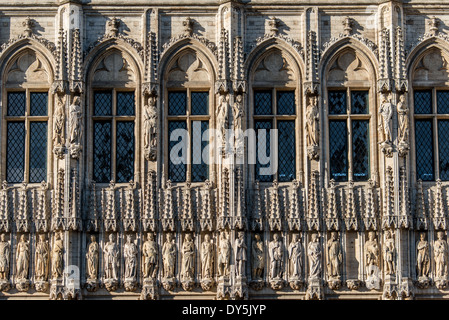 BRUXELLES, Belgique — des statues ornent l'extérieur de l'hôtel de ville gothique de Bruxelles sur la Grand-place, un site classé au patrimoine mondial de l'UNESCO. Cette place pavée, bordée de bâtiments historiques élaborés, est la principale attraction touristique au cœur de Bruxelles. Banque D'Images