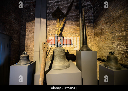 BRUGES, Belgique — les cloches historiques du carillon de 47 cloches du Beffroi sont exposées dans une exposition à l'intérieur de la tour médiévale. La collection comprend des cloches moulées par Georgius Dumery (1742-1748) et des ajouts plus récents de Koninklike Eijsbouts (2010). L'impressionnant ensemble de cloches, dont un bourdon de six tonnes, démontre l'évolution de la technologie de coulée de cloches à travers les siècles. Banque D'Images