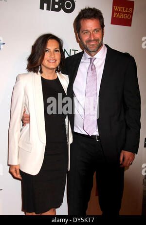 New York, New York, USA. Apr 7, 2014. L'actrice Mariska Hargitay et son mari Peter Hermann arriver au point Foundation's Point rend hommage à New York gala à la Bibliothèque publique de New York. Credit : Nancy Kaszerman ZUMAPRESS.com/Alamy/Live News Banque D'Images