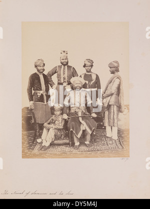 Le Nawab de Savanoor, un souverain princier du sud de l'Inde, se tient avec ses fils dans une photographie de la fin du XIXe siècle. Le rôle du Nawab reflète la complexité des castes et des systèmes nobles en Inde pendant la domination coloniale britannique. Banque D'Images