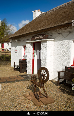 L'Irlande, Co Donegal, Lurgyvale Kilmacrenan, chaumières, spinning wheel Banque D'Images