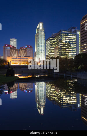 USA, Nebraska, Omaha, Gene Leahy Mall, Skyline at dawn Banque D'Images