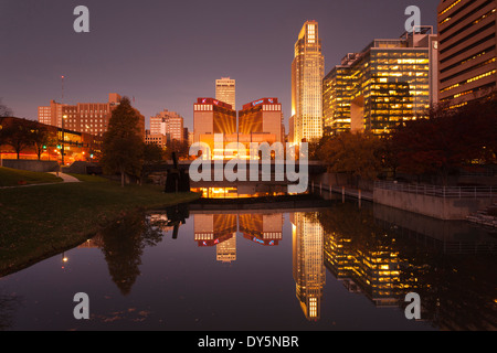 USA, Nebraska, Omaha, Gene Leahy Mall, Skyline at dawn Banque D'Images