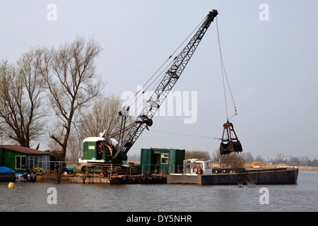 Par dragage Broads Authority sur la rivière Thurne à Norfolk Banque D'Images