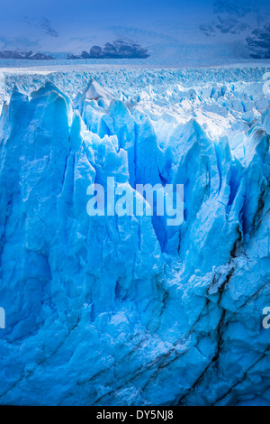 Le Glacier Perito Moreno est un glacier situé dans le Parc National Los Glaciares, dans le sud-ouest de la province de Santa Cruz, en Argentine. Banque D'Images