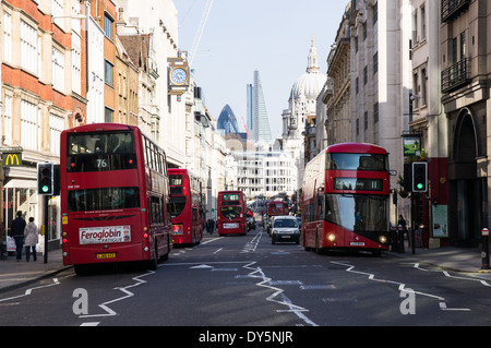 Les bus rouges sur Fleet Street, London England Royaume-Uni UK Banque D'Images