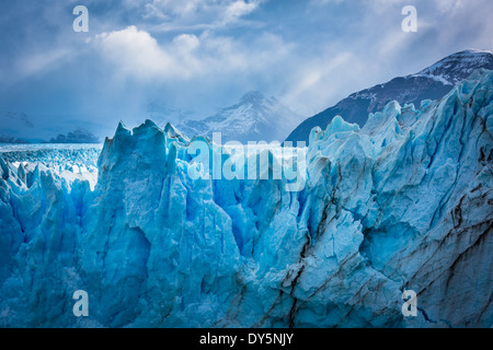 Le Glacier Perito Moreno est un glacier situé dans le Parc National Los Glaciares, dans le sud-ouest de la province de Santa Cruz, en Argentine. Banque D'Images