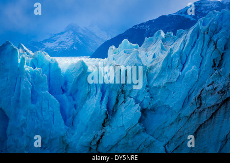 Le Glacier Perito Moreno est un glacier situé dans le Parc National Los Glaciares, dans le sud-ouest de la province de Santa Cruz, en Argentine. Banque D'Images