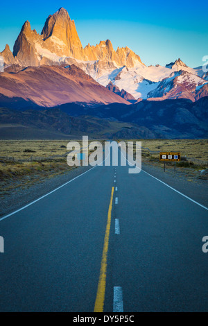 Le mont Fitz Roy est une montagne située près de El Chaltén village, Patagonie, Argentine Banque D'Images