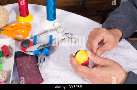 Des mains habiles pour balles en cuir artisanat sport pelote basque traditionnel Banque D'Images