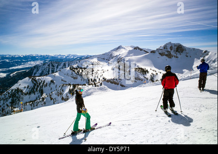 Les skieurs en haut de Jackson Hole Mountain Resort, Jackson, Wyoming, USA Banque D'Images