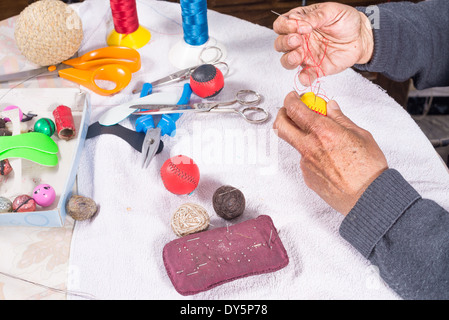 Des mains habiles pour balles en cuir artisanat sport pelote basque traditionnel Banque D'Images
