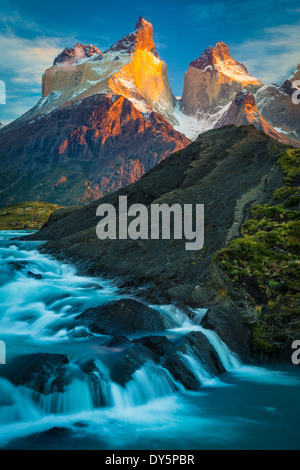 Los Cuernos s'élevant au-dessus d'une cascade près du Lago Nordenskjold à Torres del Paine, Patagonie Chilienne partie de Banque D'Images