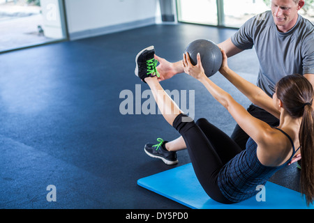 Couple working out avec ballon Banque D'Images