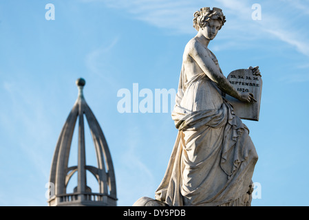 BRUXELLES, Belgique — la place des Martyrs abrite un monument central commémorant la Révolution belge de 1830. La figure féminine allégorique, tenant une tablette de pierre, est le point focal de cette place historique. Le site sert de lieu de repos final pour 466 martyrs morts en luttant pour l'indépendance belge des pays-Bas. Le monument et la place ont été conçus pour honorer ceux qui ont sacrifié leur vie pendant la révolution réussie qui a conduit à la création du Royaume de Belgique. Banque D'Images