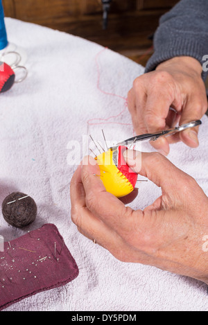 Les mains d'experts pour élaborer des boules de cuir sport pelote basque traditionnel Banque D'Images