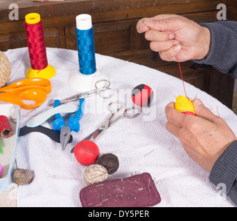 Les mains d'experts pour élaborer des boules de cuir sport pelote basque traditionnel Banque D'Images