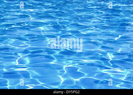 La surface de l'eau de piscine Banque D'Images