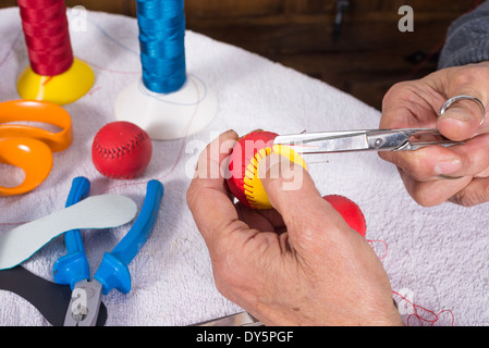 Les mains d'experts pour élaborer des boules de cuir sport pelote basque traditionnel Banque D'Images