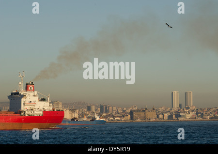 Détroit du Bosphore Istanbul Turquie la pollution maritime Banque D'Images