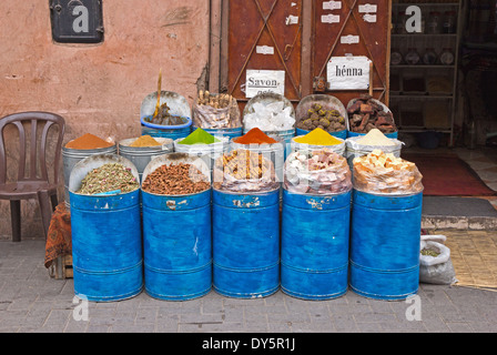 Les herbes et épices en vente dans les souks, Marrakech, Maroc Banque D'Images