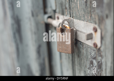 Acier laiton haute résistance à la force de sécurité de l'acier sur le cadenas fermé avec le loquet de porte en bois Banque D'Images