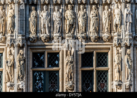 BRUXELLES, Belgique — des statues ornent l'extérieur de l'hôtel de ville gothique de Bruxelles sur la Grand-place, un site classé au patrimoine mondial de l'UNESCO. Cette place pavée, bordée de bâtiments historiques élaborés, est la principale attraction touristique au cœur de Bruxelles. Banque D'Images