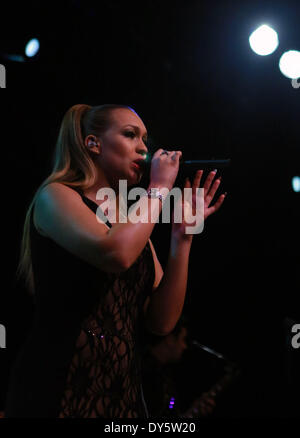 Francfort, Allemagne. Apr 7, 2014. La chanteuse britannique Rebecca Ferguson effectue au Batschkapp à Francfort, Allemagne, le 7 avril 2014. Le chanteur britannique est sur un tour de la scène de Berlin, Munich, Stuttgart, Cologne, Francfort et Hambourg en avril prochain. C'est la première fois que Ferguson en Allemagne. Credit : Luo Huanhuan/Xinhua/Alamy Live News Banque D'Images