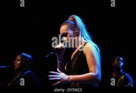 Francfort, Allemagne. Apr 7, 2014. La chanteuse britannique Rebecca Ferguson effectue au Batschkapp à Francfort, Allemagne, le 7 avril 2014. Le chanteur britannique est sur un tour de la scène de Berlin, Munich, Stuttgart, Cologne, Francfort et Hambourg en avril prochain. C'est la première fois que Ferguson en Allemagne. Credit : Luo Huanhuan/Xinhua/Alamy Live News Banque D'Images