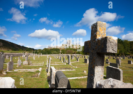 Vue sur château de Corfe du cimetière, se concentrer sur les grandes pierres en premier plan Banque D'Images