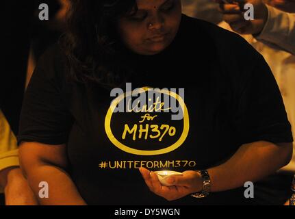 Kuala Lumpur, Malaisie. Apr 7, 2014. Une femme tient au cours d'une veillée aux chandelles bougies pour passagers à bord du vol Malaysia Airlines disparu MH370 à Kuala Lumpur, Malaisie début le 8 avril 2014.veillée aux chandelles pour les 239 personnes disparues à bord du vol MH370 de Malaysia Airlines le marquage d'un mois depuis l'avion a disparu le 8 mars 2014.Photo : Mohd FIrdaus/NurPhoto : Crédit Firdaus/NurPhoto ZUMAPRESS.com/Alamy Latif/Live News Banque D'Images