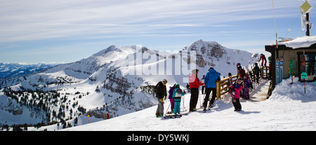 Les skieurs en haut de Jackson Hole Mountain Resort, Jackson, Wyoming, USA Banque D'Images