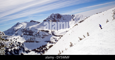 Les skieurs en haut de Jackson Hole Mountain Resort, Jackson, Wyoming, USA Banque D'Images