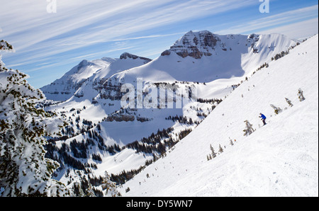 Les skieurs en haut de Jackson Hole Mountain Resort, Jackson, Wyoming, USA Banque D'Images