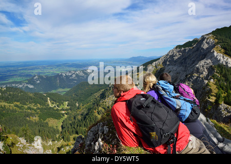 Jeune femme et deux jeunes hommes appréciant la vue de Aggenstein à Füssen, Aggenstein, Black Mountain Range, Tyrol, Autriche Banque D'Images