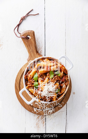 Les pâtes penne avec sauce bolognaise et parmesan Banque D'Images