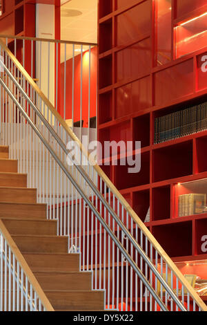 Bibliothèque de Molde (Norvège Molde Molde bibliotek). Architecte : 3XN 2012. Escalier principal contre rouge à plusieurs étages de bibliothèque. Banque D'Images