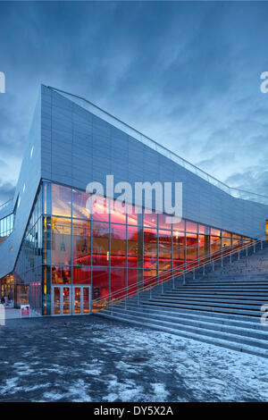 Bibliothèque de Molde (Norvège Molde Molde bibliotek). Architecte : 3XN 2012. Vitrage extérieur avec de l'entrée principale contre ciel nuageux Banque D'Images