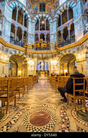 Intérieur octogonal, Cathédrale d'Aix, Site du patrimoine mondial de l'UNESCO, en Rhénanie du Nord-Westphalie, Allemagne, Europe Banque D'Images