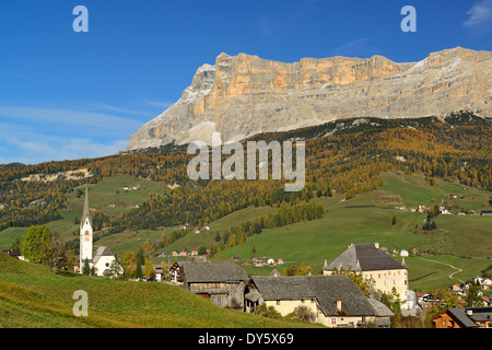 La Villa, Stern, devant Heiligkreuzkofel, vallée Val Badia, Dolomites, Site du patrimoine mondial de l'UNESCO, Dolomites Tyrol du Sud, il Banque D'Images