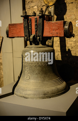 BRUGES, Belgique — des cloches historiques du carillon du Beffroi sont exposées dans une exposition éducative documentant le patrimoine musical de la tour. L'exposition présente des exemples d'artisanat de moulage de cloches couvrant plusieurs siècles, y compris les cloches historiques Dumery des années 1740 Ces artefacts aident à raconter l'histoire de la tradition du carillon et de la technologie de fabrication de cloches de Bruges. Banque D'Images