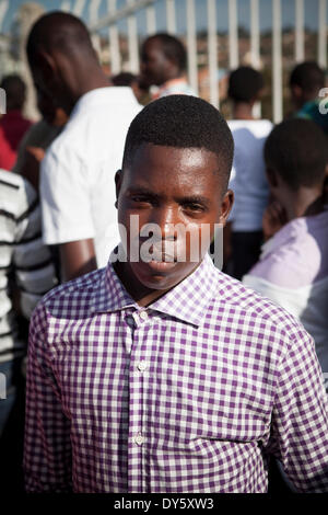 Kigali, Rwanda. 7 avril 2014. Les Rwandais prennent part à 'Kwibuka Twiyubaka à pied à retenir. La marche a commencé au Parlement rwandais et a pris fin au stade Amahoro. Cette année marque le 20e anniversaire du génocide contre les Tutsis. Au cours de la période de 100 jours environ du 7 avril 1994 à la mi-juillet, on estime que 500 000-1 000 000 Rwandais ont été tués, constituant jusqu'à 20 % de la population totale du pays et 70 % des Tutsi vivant alors au Rwanda. Crédit : Tom Gilks/Alamy Live News Banque D'Images