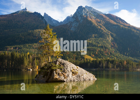 Vue sur le lac Hintersee sur Hochkalter, Ramsau, région de Berchtesgaden, le parc national de Berchtesgaden, Allemagne, Eur Banque D'Images