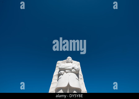 WASHINGTON DC, États-Unis — la statue de la Pierre de l'espoir au Martin Luther King Jr. Memorial se dresse audacieusement contre le ciel bleu vif de l'hiver. Cette sculpture centrale, sculptée dans le granit blanc par Lei Yixin, émerge de la montagne du désespoir et représente Dr King les bras croisés, commémorant son héritage dans le mouvement des droits civiques. Banque D'Images