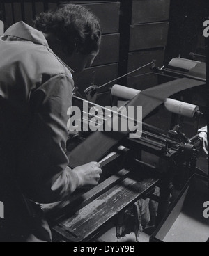 1950s, photo historique d'une travailleuse utilisant une machine de l'époque pour mouler le cuir pour les chaussures à la Glenfield & District Co-Op Services Society, fabricant de chaussures et de bottes, Leicester, Angleterre, Royaume-Uni. Depuis le 19th siècle, Leicester est devenu un centre important pour la fabrication de chaussures, en particulier dans les chaussures pour femmes et enfants et en 1872, la Co-operative Wholesale Society a commencé à fabriquer des bottes et des chaussures à Leicester. Banque D'Images