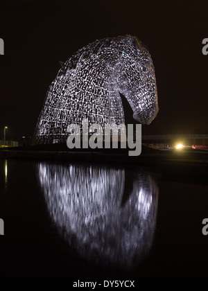 La première soirée des tests d'éclairage sur les Kelpies, qui font partie de l'Hélix, près de Falkirk en Ecosse centrale. Banque D'Images